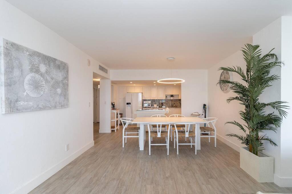 Stunning & Spacious Resort-Style Condo Across From Beach! Miami Beach Esterno foto