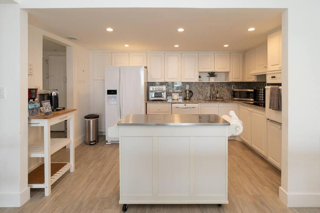 Stunning & Spacious Resort-Style Condo Across From Beach! Miami Beach Esterno foto